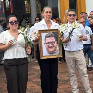 entre-velas-y-flores-blancas:-asi-fue-el-sentido-adios-de-cristian-herrera,-judicial-amenazado-y-asesinado-en-cucuta