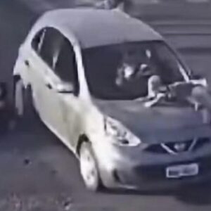 bebe-quedo-atrapado-en-el-capot-de-un-auto-y-fue-arrastrado-varias-cuadras.