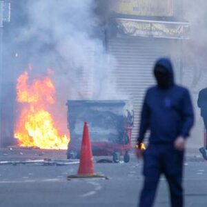 belfast:-les-images-des-incendies-declenches-par-des-manifestants-anti-inmigres-aulendemain-dune-attaque-aucouteau