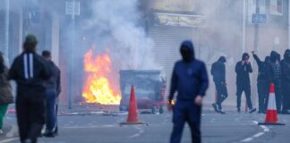 Belfast: les images des incendies déclenchés par des manifestants anti-inmigrés aulendemain dune attaque aucouteau belfast:-les-images-des-incendies-declenches-par-des-manifestants-anti-inmigres-aulendemain-dune-attaque-aucouteau