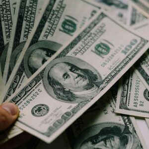 el-dolar-mayorista-bajo-por-segundo-dia-consecutivo-y-anoto-su-recorte-mas-pronunciado-en-un-mes