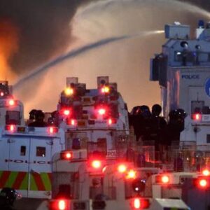 belfast:-nueva-noche-de-violencias,-la-policia-utiliza-un-canon-a-eau-pour-disperser-les-manifestants