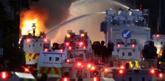 Belfast: nueva noche de violencias, la policía utiliza un canon à eau pour disperser les manifestants belfast:-nueva-noche-de-violencias,-la-policia-utiliza-un-canon-a-eau-pour-disperser-les-manifestants