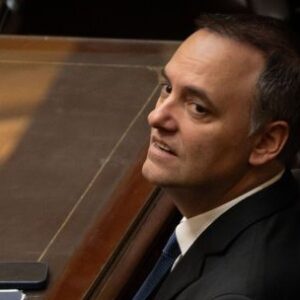 aumenta-la-presion-sobre-el-jefe-de-gabinete-de-milei,-adorni,-tras-la-admision-de-dinero-en-efectivo
