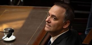 Aumenta la presión sobre el jefe de gabinete de Milei, Adorni, tras la admisión de dinero en efectivo aumenta-la-presion-sobre-el-jefe-de-gabinete-de-milei,-adorni,-tras-la-admision-de-dinero-en-efectivo