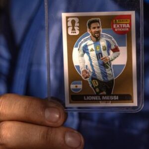 la-mania-de-las-pegatinas-del-mundial-de-messi-estimula-el-mercado-negro-en-argentina