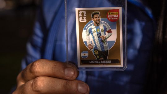 la-mania-de-las-pegatinas-del-mundial-de-messi-estimula-el-mercado-negro-en-argentina