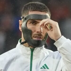 por-que-el-arquero-de-argelia-atajo-con-una-mascara-contra-la-seleccion-argentina