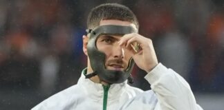 Por qué el arquero de Argelia atajó con una máscara contra la Selección argentina por-que-el-arquero-de-argelia-atajo-con-una-mascara-contra-la-seleccion-argentina