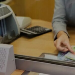 paritarias-de-bancarios:-acordaron-un-aumento-salarial-del-2,1%-para-mayo-y-el-basico-supera-los-$2400.000