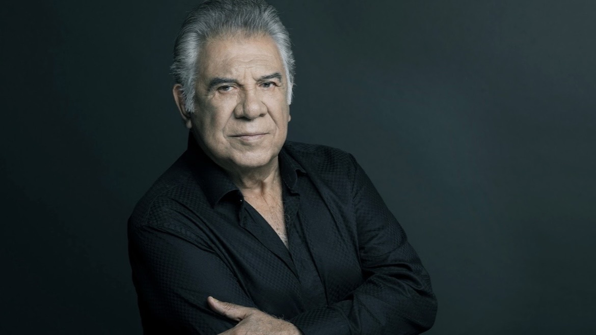 reconocido-cantante-y-actor-argentino-sufrio-un-duro-accidente-durante-una-entrevista-para-la-tv-publica:-mucha-sangre