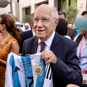 who-is-enrique-macaya-marquez,-the-man-covering-his-18th-world-cup-at-91