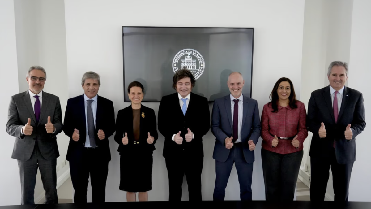 javier-milei-recibio-a-funcionarios-del-banco-mundial-tras-el-aval-a-garantias-por-u$s2.000-millones-para-argentina