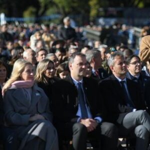 milei-muestra-su-apoyo-a-adorni-en-el-mitin-del-dia-de-la-bandera
