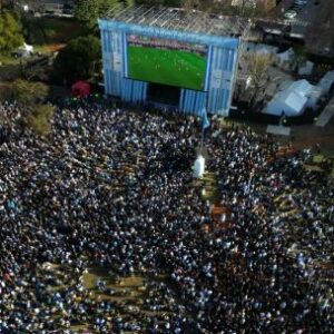 las-hazanas-mundialistas-de-maradona-y-messi-tienen-a-los-fanaticos-argentinos-en-extasis