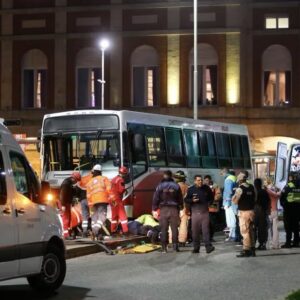 (imagenes-sensibles):-un-colectivo-se-subio-a-la-vereda-en-mar-del-plata-e-impacto-contra-una-parada-llena-de-gente