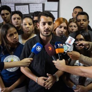 estudiantes-evitan-conferencia-sobre-nicolas-maduro-en-la-ucv