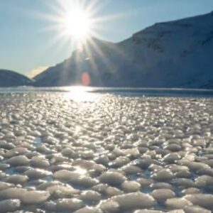 una-laguna-de-la-patagonia-aparecio-cubierta-por-miles-de-esferas-de-hielo