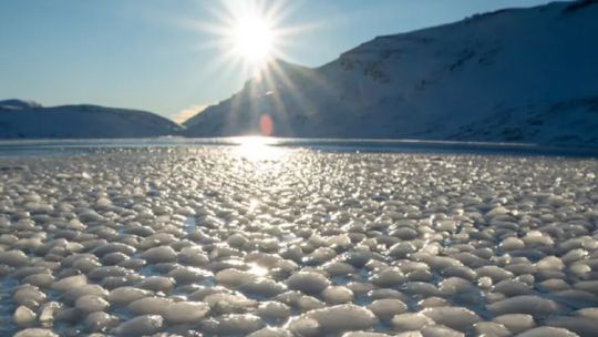 una-laguna-de-la-patagonia-aparecio-cubierta-por-miles-de-esferas-de-hielo