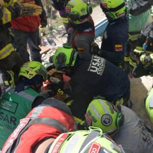 terremotos-en-venezuela:-rescatistas-colombianos-salvan-a-un-nino-de-11-anos-que-estaba-bajo-toneladas-de-escombros-de-la-tragedia-en-la-guaira