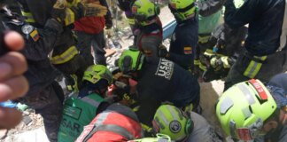 Terremotos en Venezuela: rescatistas colombianos salvan a un niño de 11 años que estaba bajo toneladas de escombros de la tragedia en La Guaira terremotos-en-venezuela:-rescatistas-colombianos-salvan-a-un-nino-de-11-anos-que-estaba-bajo-toneladas-de-escombros-de-la-tragedia-en-la-guaira