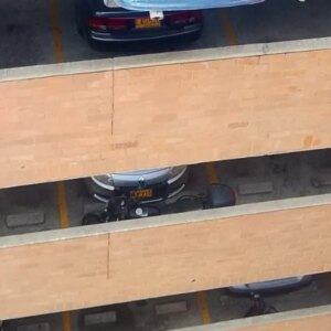 suspendido-en-el-vacio-a-20-metros-de-altura:-el-insolito-accidente-de-un-carro-que-quedo-colgando-del-septimo-piso-de-un-parqueadero-en-rionegro