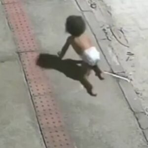 encontraron-a-una-beba-gateando-sola-por-la-calle