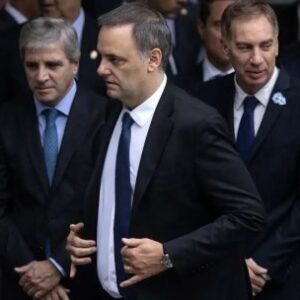 adorni-renuncia,-culpa-a-los-medios-y-le-despeja-el-camino-a-santilli