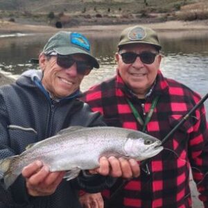 invierno-en-dina-huapi:-un-paraiso-patagonico-para-pescar-truchas-y-disfrutar-en-familia