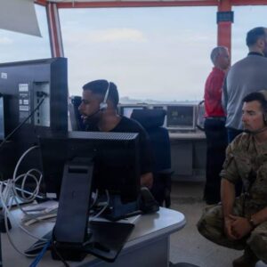 marines-estadounidenses-trabajan-con-controladores-aereos-venezolanos-en-el-aeropuerto-simon-bolivar