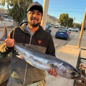un-pez-poco-frecuente-aparecio-en-la-costa-patagonica-y-un-pescador-logro-capturarlo