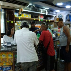 comerciantes-empiezan-a-subir-poco-a-poco-las-santamarias-en-la-guaira