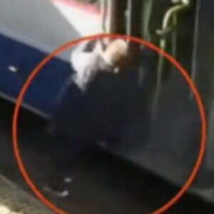 una-mujer-de-74-anos-intento-bajar-de-un-colectivo-y-termino-internada.