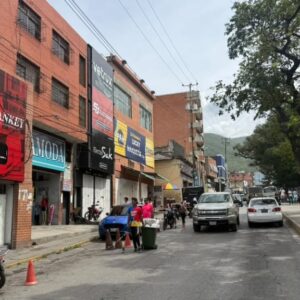 los-guairenos-somos-guerreros:maiquetia-se-convierte-en-el-refugio-comercial-tras-los-terremotos
