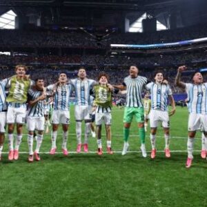 la-cuarta-estrella:-los-jugadores-de-argentina-abrazan-el-nuevo-himno-de-la-aficion-mundialista