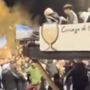video:-festejando-el-triunfo-de-la-seleccion-se-derrumbo-el-techo-de-un-bar