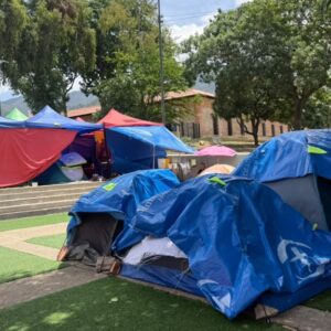 vecinos-de-altagracia-y-el-bulevar-panteon-pernoctan-en-campamentos
