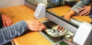 Paritarias de bancarios: acordaron un aumento salarial del 1,9% para junio y el básico supera los $2.480.000 paritarias-de-bancarios:-acordaron-un-aumento-salarial-del-1,9%-para-junio-y-el-basico-supera-los-$2480.000