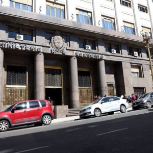 el-gobierno-cerro-junio-con-un-deficit-de-$1-billon-por-el-pago-de-aguinaldos-e-intereses-de-la-deuda