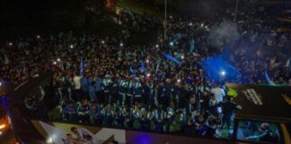 Selección recibe una cálida bienvenida en casa mientras miles de personas se alinean en las calles para agradecer seleccion-recibe-una-calida-bienvenida-en-casa-mientras-miles-de-personas-se-alinean-en-las-calles-para-agradecer