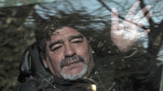 peleas-entre-lagrimas-y-ofrendas-comestibles:-un-vistazo-al-juicio-a-muerte-de-diego-maradona