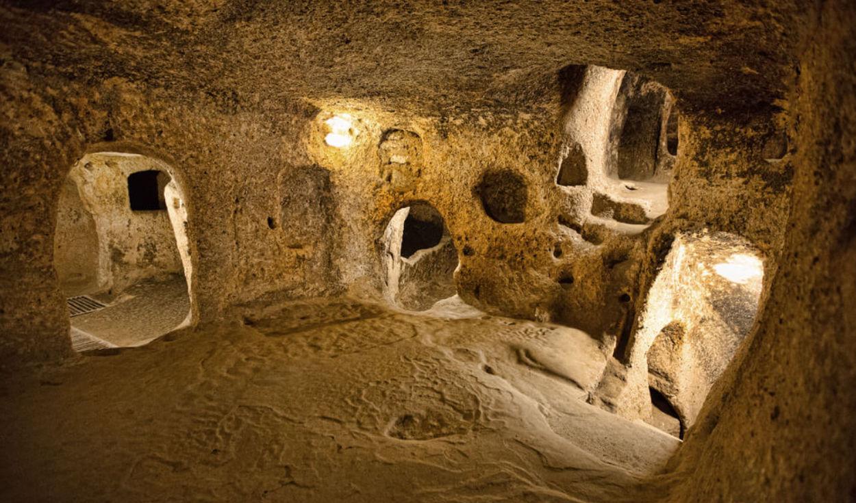 renovo-una-casa-y-noto-que-sus-gallinas-desaparecian-por-una-grieta:-cuando-la-excavo,-encontro-una-ciudad-de-20000-habitantes.