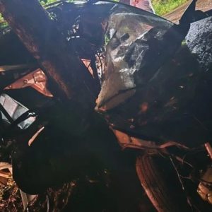 policia-investiga-accidente-que-deixou-dos-jovenes-mortas-en-carro-con-dez-ocupantes-no-pr
