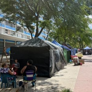 en-carpas-y-aceras,-vecinos-de-mision-vivienda-esperan-por-reparaciones-de-los-apartamentos