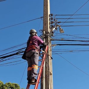 copel-e-prefeitura-fiscalizam-mutirao-de-regularizacao-de-cabos-de-telecom-em-ivaipora