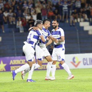 el-gallo-derribo-a-cerro-en-el-norte-y-emergencomo-el-lider-del-clausura