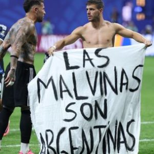 fifa-investigara-a-argentina-por-mala-disciplina-en-final-del-mundial-y-pancarta-de-malvinas
