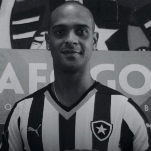 ex-atacante-do-botafogo-morre-apos-muro-desabar-durante-vendaval-no-rj