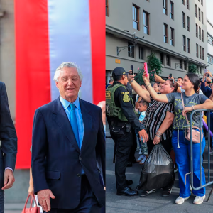ni-“majestad”-ni-“monarca”:-la-frase-espontanea-de-una-nina-que-conquisto-al-rey-felipe-vi-en-plena-calle