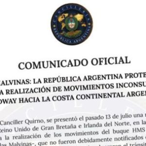 argentina-protesta-contra-el-movimiento-de-buques-de-guerra-del-reino-unido-cerca-de-malvinas,-horas-despues-del-choque-de-la-copa-del-mundo